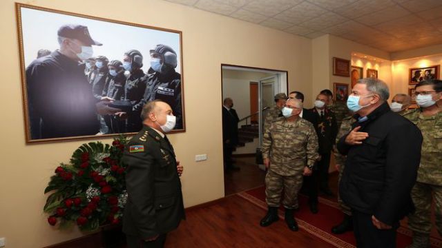 Hulusi Akar Bakıda fotosərgiyə qatıldı - FOTO