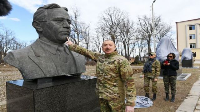 İlham Əliyev Şuşada dahi şəxsiyyətlərin büstlərinin açılışını keçirib - FOTO