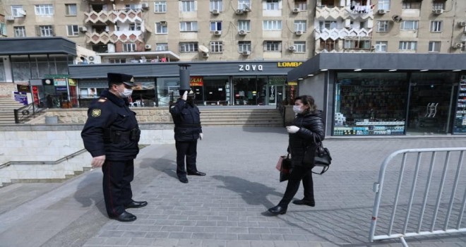 Bakıda polis xüsusi karantin rejimini pozanları aşkarlayır